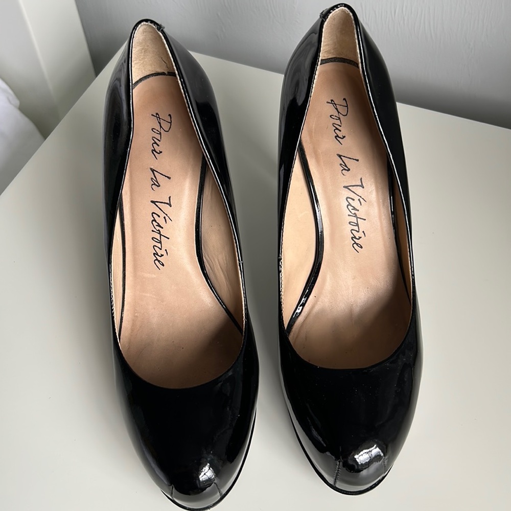 Pour La Victoire patent leather pumps